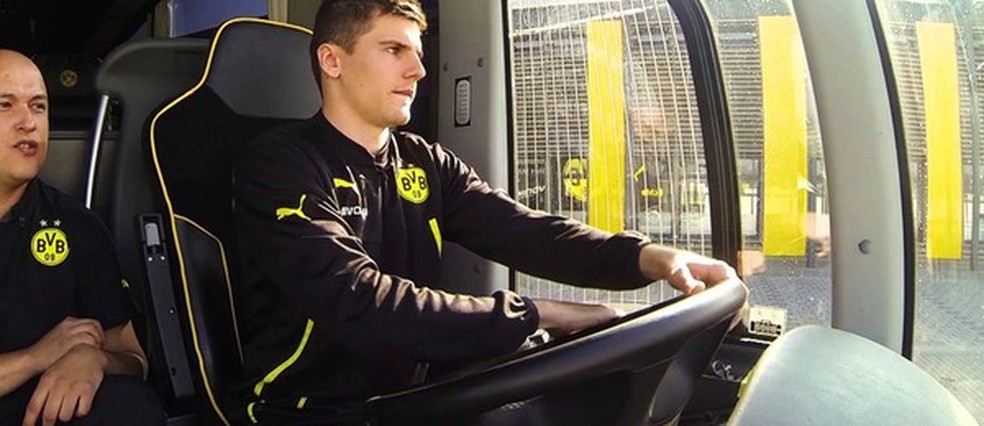 Jogadores do Borussia Dortmund dirigem ônibus do time (Foto: Divulgação) — Foto: Auto Esporte