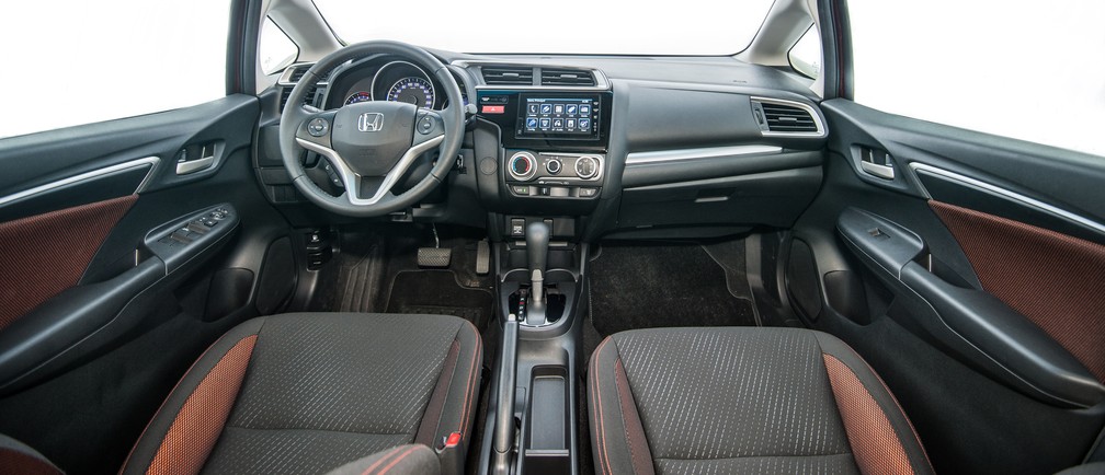 Interior do Honda WR-V é igual ao do Fit, exceto pela cor no acabamento — Foto: Gustavo Epifânio/G1