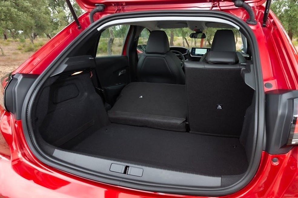 Porta-malas do europeu tem 311 litros de volume (Foto: Divulgação) — Foto: Auto Esporte