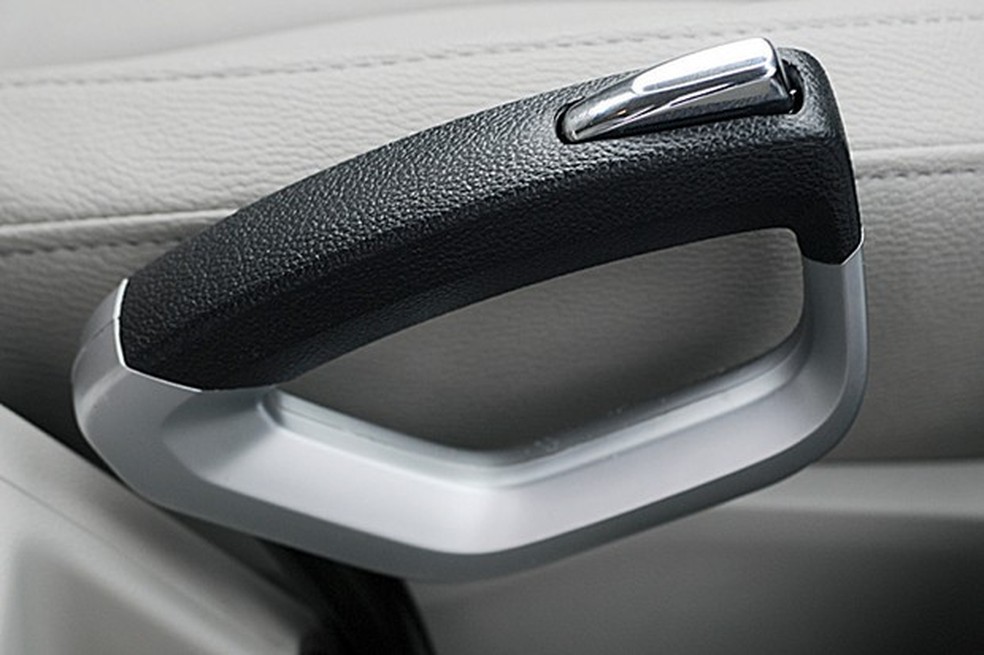 Freio de mão estilizado era um dos pontos mais ousados do interior (Foto: Auto News Brasil) — Foto: Auto Esporte