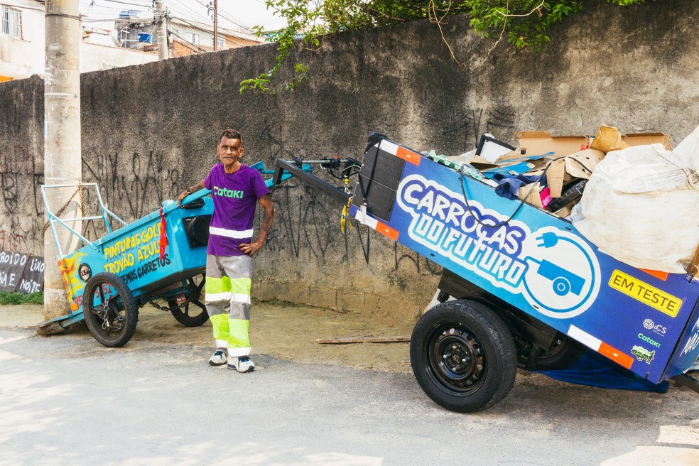 Fábio Gonçalves deixou sua carroça parada para testar o modelo elétrico  — Foto: Vitor Jardim