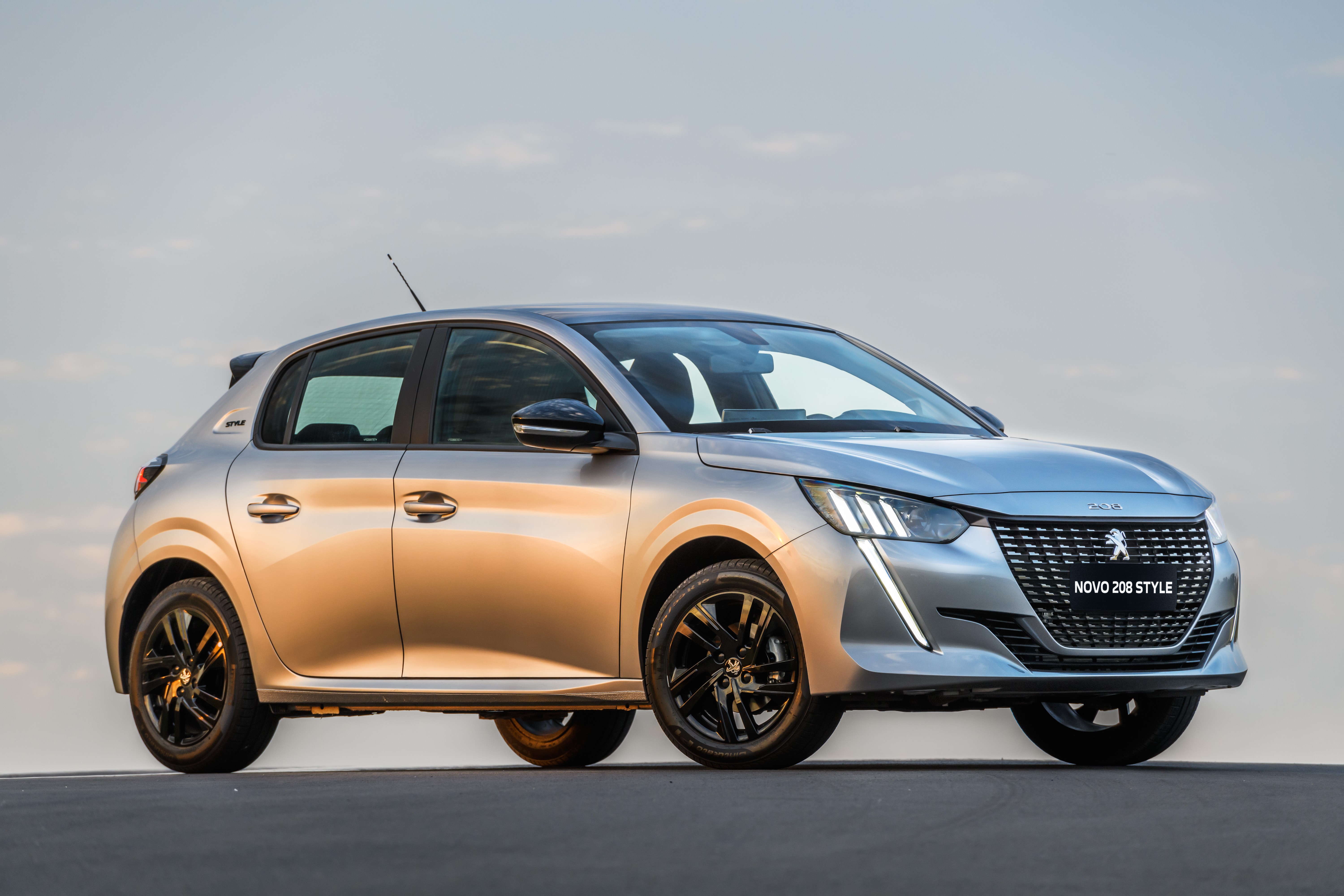 Peugeot 208 2024 fica até R$ 12 mil mais caro desde o lançamento