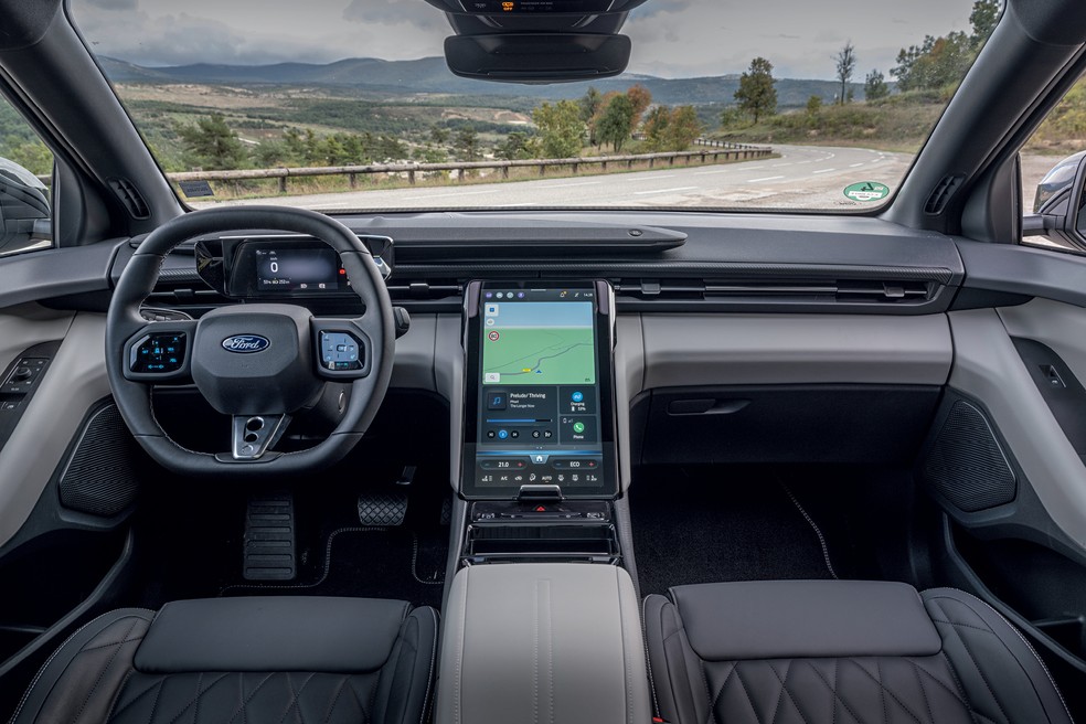 Formato do painel do Ford Capri agrada, mas o acabamento é de toque rígido em sua grande maioria — Foto: Divulgação