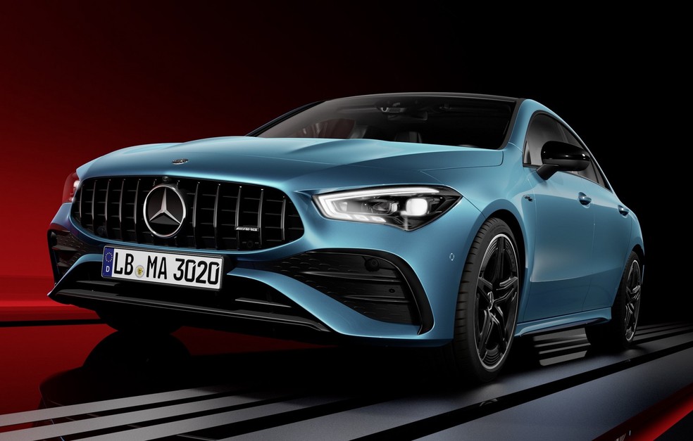 Mercedes-AMG CLA 35 4MATIC tem assentos esportivos e cintos de segurança na cor vermelha — Foto: Divulgação