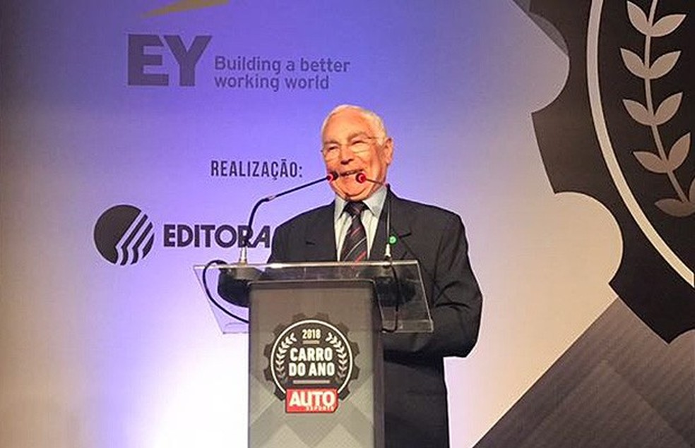 Toni Bianco recebe o troféu do Hall da Fama Auto News Brasil (Foto: Auto News Brasil) — Foto: Auto Esporte