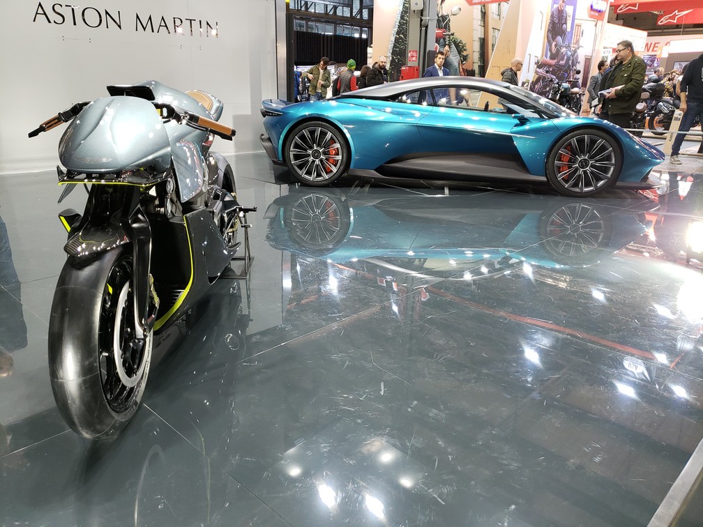 Aston Martin revelou a sua primeira moto, a AMB-001, no Salão de Milão — Foto: Rafael Miotto/G1