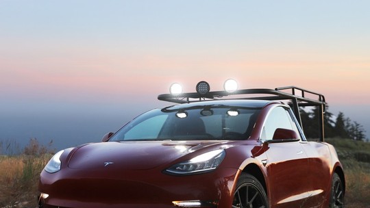 Tesla Model 3 é transformado em picape por youtuber sueca
