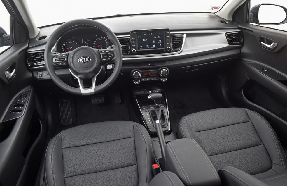 Painel do Kia Rio é mais "simplão" em comparação aos concorrentes (Foto: Murilo Goés) — Foto: Auto Esporte