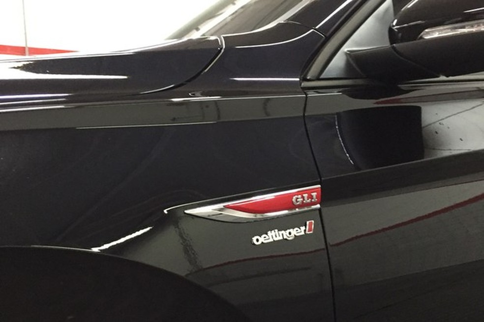 Símbolo da Oettinger fica logo acima do GLI nos detalhes laterais (Foto: Divulgação) — Foto: Auto Esporte