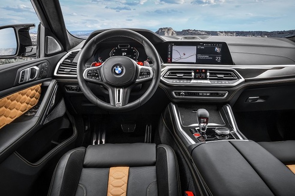 BMW X6 M traz as duas telas de 10,2" do painel de instrumentos e multimídia (Foto: Divulgação) — Foto: Auto Esporte