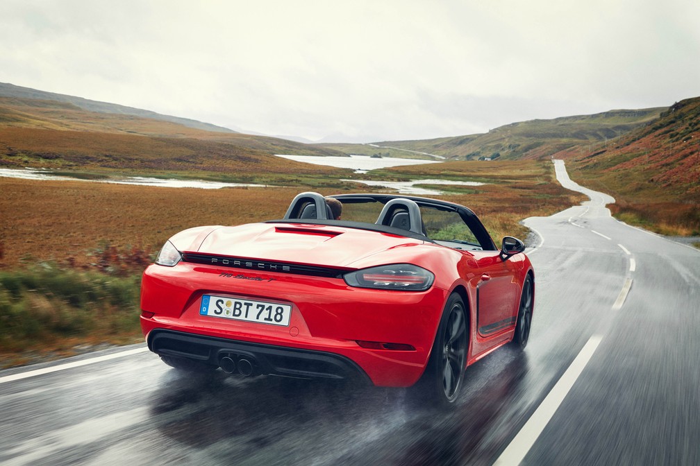 Porsche 718 T pode ser cupê (Cayman) ou conversível (Boxster); saídas de escape são pretas — Foto: Divulgação/Porsche