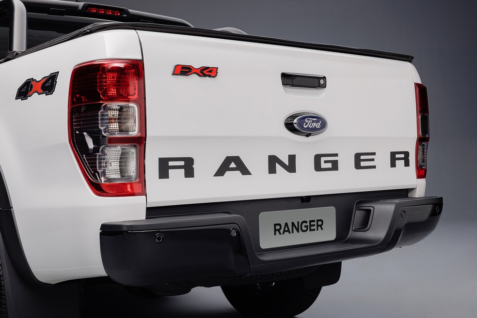 Ford Ranger FX4 traz badge vermelho da versão em alto relevo na tampa da caçamba — Foto: Divulgação