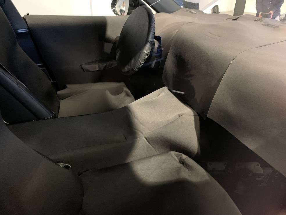 Porsche Macan EV - interior totalmente encapado, mas já se sabe que toda a parte superior do painel será coberta de uma tela sensível ao toque, como no Cayenne — Foto: Ulisses Cavalcante