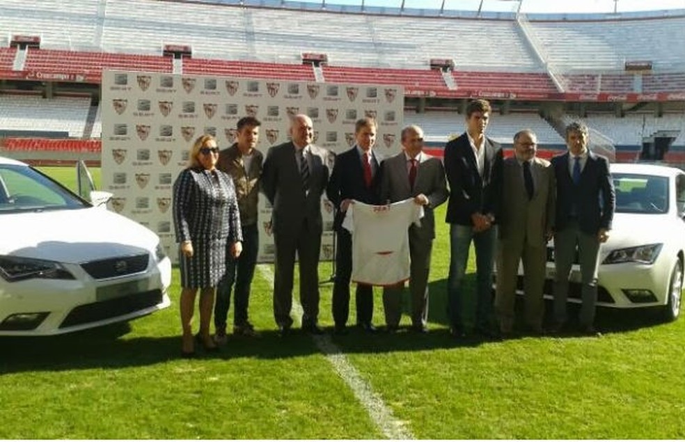 SEAT presenteia jogadores do Sevilla com carros da marca (Foto: Divulgação) — Foto: Auto Esporte