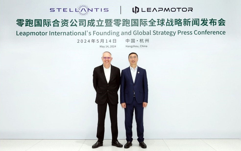 Carlos Tavares e Sr. Zhu Jiangming criam Leapmotor International — Foto: Divulgação