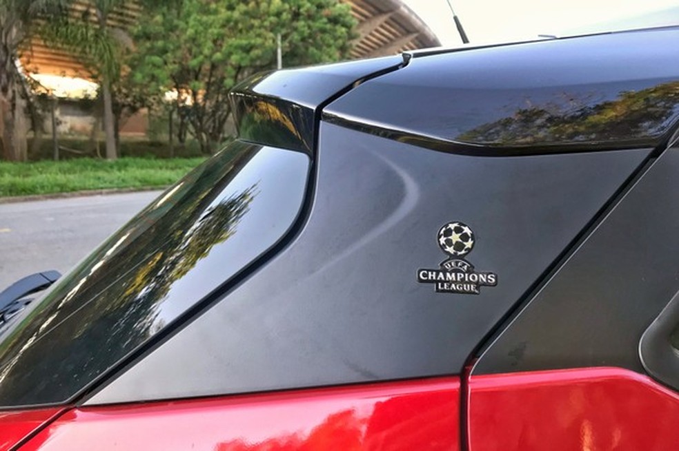Versão traz de série o aerofólio integrado ao teto (Foto: Diogo de Oliveira/Auto News Brasil) — Foto: Auto Esporte