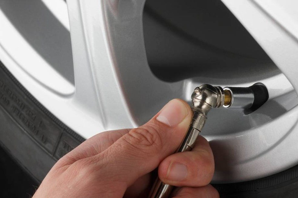 A fabricante indica que a pressão correta do pneu para o respectivo carro — Foto: Getty 