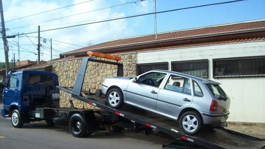 Lei sancionada por Bolsonaro dificulta que carros com irregularidades sejam guinchados em blitz