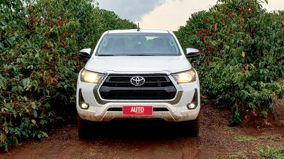 A Hilux em seu habitat é assim: suja de lama — Foto: Ulisses Cavalcante/autoesporte