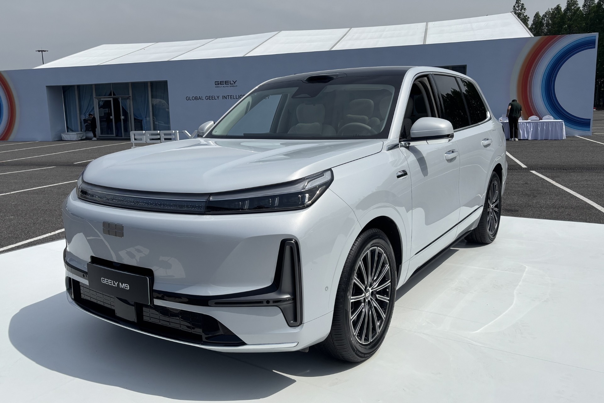 Geely M9 é SUV híbrido com geladeira e 870 cv em estudo para o Brasil