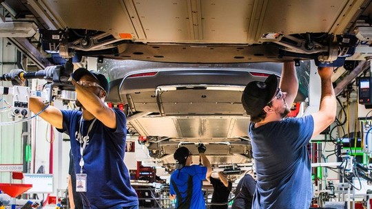 Funcionários de fábrica da Tesla revelam más condições de trabalho em reportagem