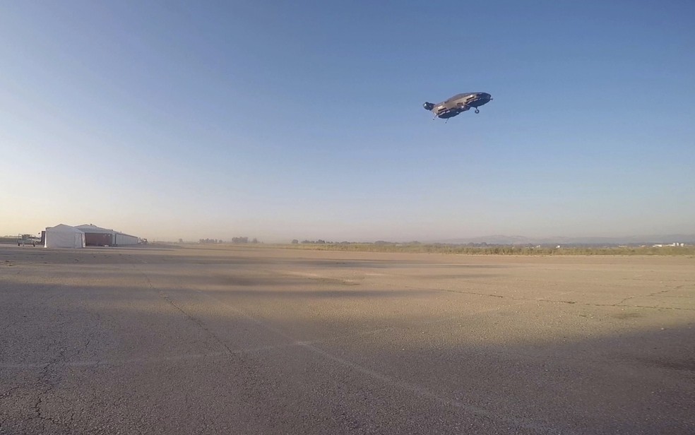 Empresa diz que carro voador pode atingir velocidades de até 185 km, ficar no ar durante uma hora e transportar até 500 kg. — Foto: Urban Aeronautics/Tactical Robotics via AP