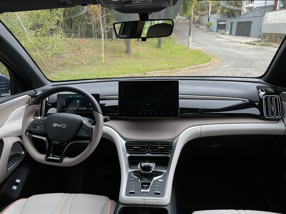 BYD Song Pro ainda traz duas telas digitais que correspondem ao painel de instrumentos e central multimídia  — Foto: Cauê Lira/Auto News Brasil