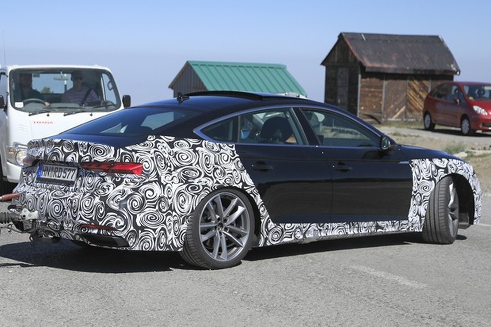 Traseira terá novo para-choque e saídas de escape integradas (Foto: AutoMedia/Auto News Brasil) — Foto: Auto Esporte