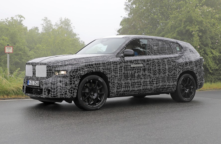 BMW X8 flagrado em testes