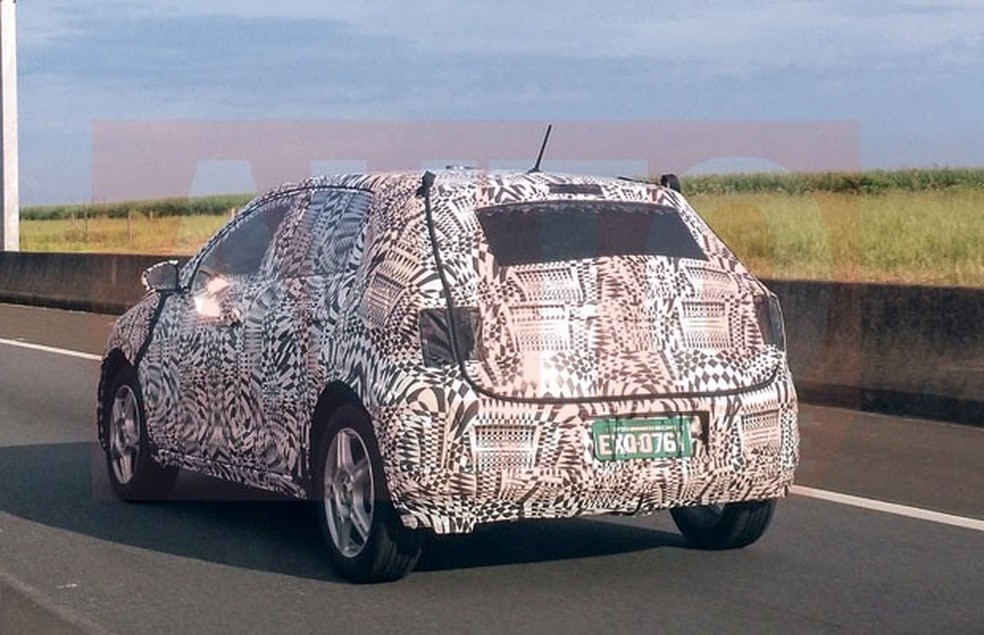 Novo Volkswagen Polo é fotografado rodando camuflado no Brasil (Foto: Eduardo Rimoli/ Auto News Brasil) — Foto: Auto Esporte