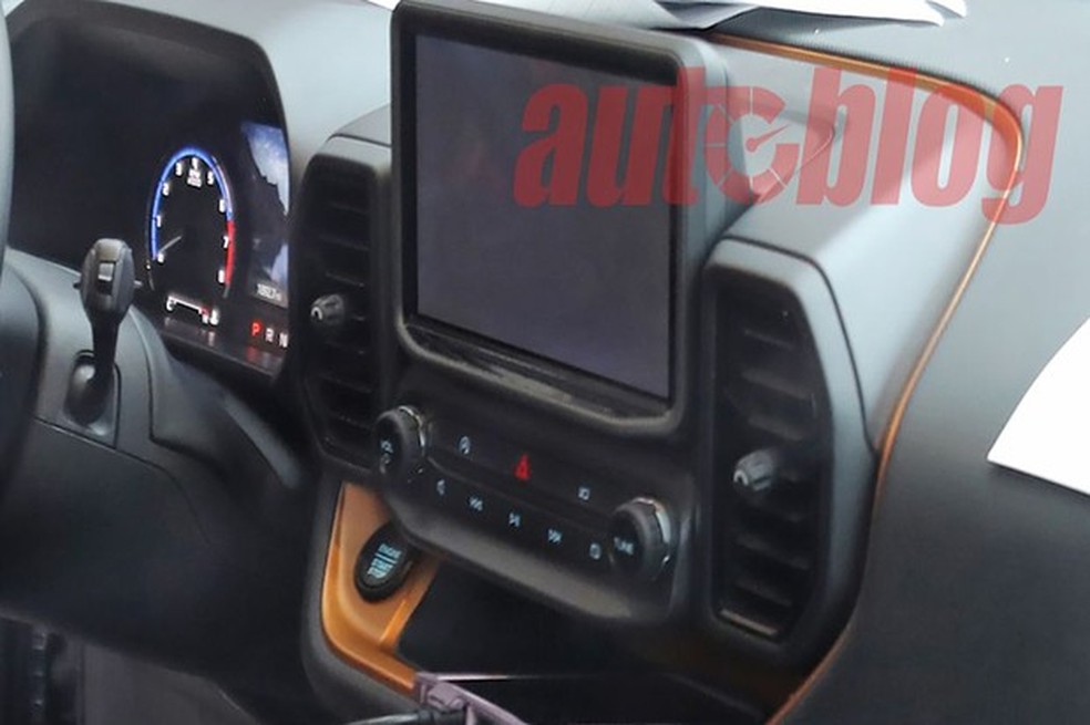 O painel multimídia é cercado pelas duas saídas de ar (Foto: Autoblog) — Foto: Auto Esporte