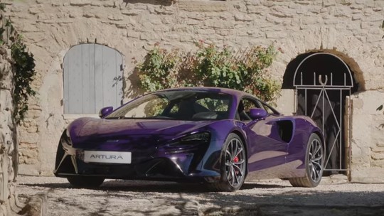 Série "Emily in Paris", da Netflix, surpreende e promove esportivo híbrido de 680 cv da McLaren