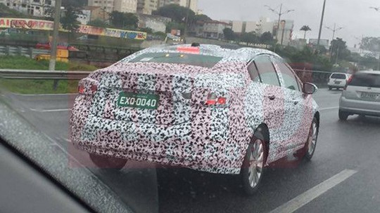 Nova geração do Chevrolet Cruze flagrada em São Paulo
