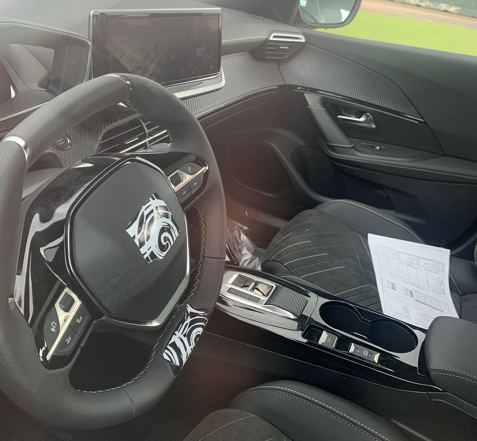 Novo Peugeot e-2008 terá interior praticamente igual ao antecessor e logotipo inédito no volante — Foto: Erno Drehmer/Auto News Brasil