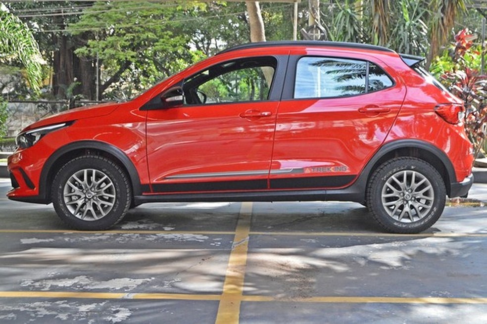 As rodas são aro 15 com pneus 205/60 R15 (Foto: André Schaun/Auto News Brasil) — Foto: Auto Esporte