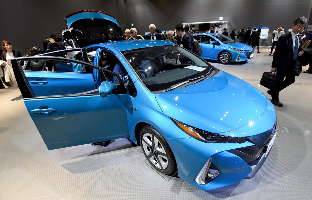 Toyota Prius PHV tem visual diferenciado do Prius tradicional — Foto: TORU YAMANAKA / AFP