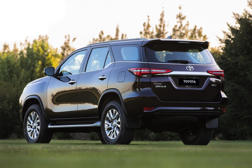 O consumo do Toyota SW4 SRX gira em torno de 9 km/l na cidade e 11 km/l na estrada, com diesel. — Foto: Divulgação/Toyota