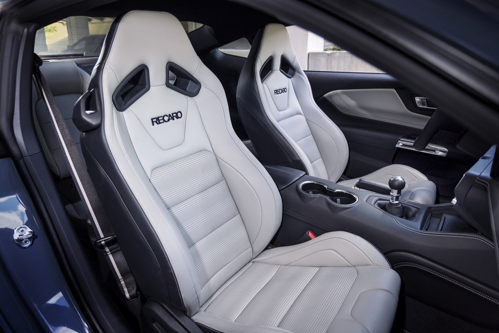 Como opcional, Mustang pode vir com bancos Recaro — Foto: Divulgação
