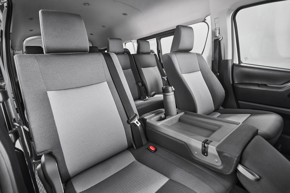 Toyota Hiace tem vários itens de conforto e conveniência para motorista e passageiros — Foto: Divulgação