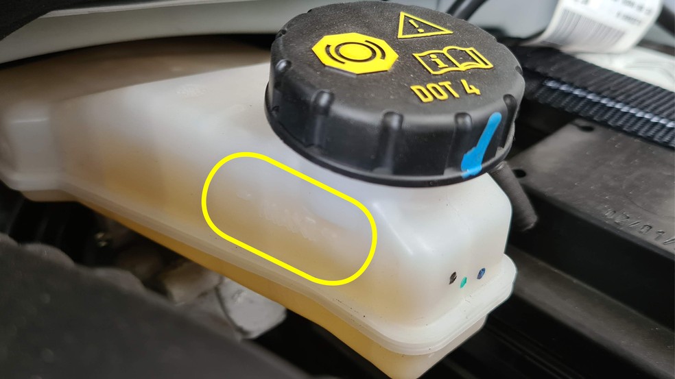 A marcação de máximo no reservatório do fluido de freio nem sempre é legível. Um sensor alerta no painel caso o nível esteja muito baixo — Foto: Auto News Brasil