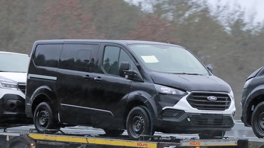 Nova Ford Transit já está sendo testada; van dará origem a "nova VW Kombi"