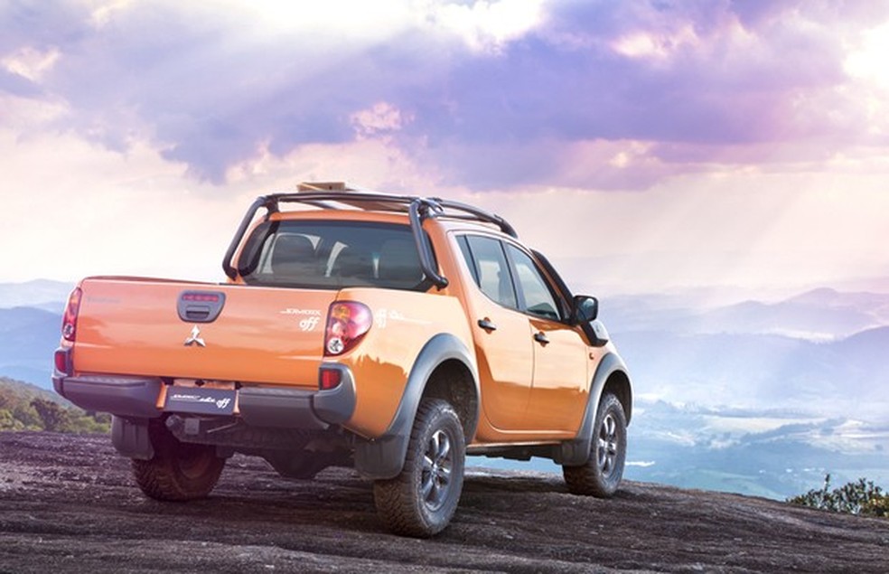 Mitsubishi L200 Triton Savana Off - Traseira (Foto: Divulgação) — Foto: Auto Esporte