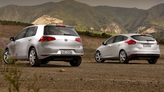 Traseira do Volkswagen Golf 1.6 Comfortline e do Ford Focus 1.6 SE Plus
