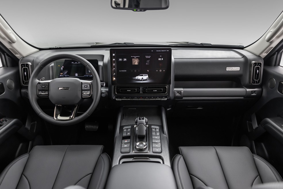 Cabine do GWM Haval H9 poderia ser descrita como estilo "rústico-chic" — Foto: Divulgação/GWM