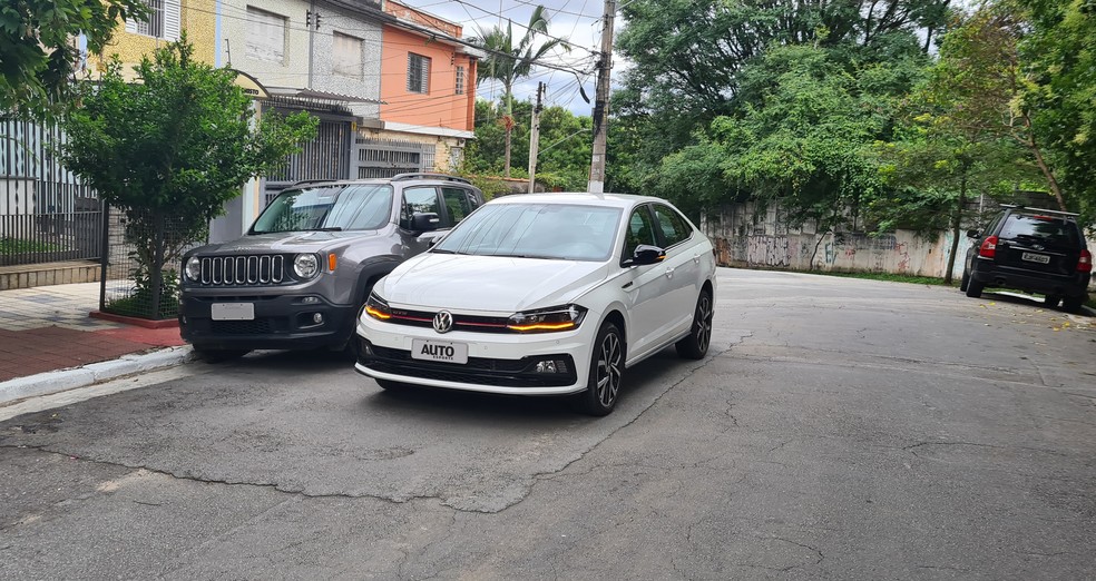 Nem adianta ligar o pisca-alerta: parar em fila dupla dá multa, mesmo que seja "só um minutinho" — Foto: Rodrigo Ribeiro/Auto News Brasil
