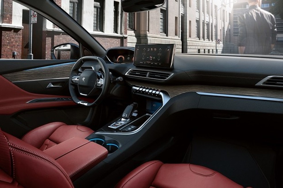 Peugeot 3008: interior é praticamente igual; destaque para a central multimídia com tela de 10 polegadas — Foto: Divulgação