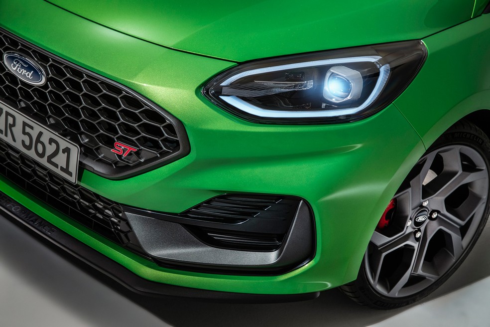 Grandes mudanças do Fiesta em uma só foto: faróis Matrix, novas rodas e grade redesenhada e com o logo da Ford — Foto: Divulgação