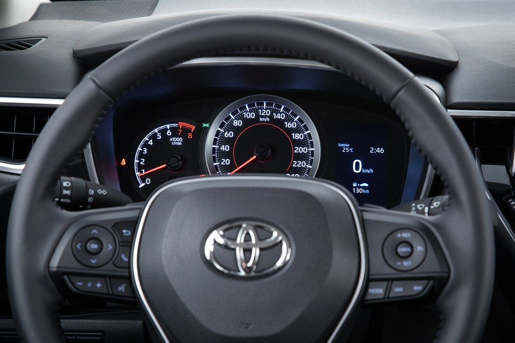 Quadro de instrumentos do novo Corolla XEi tem mostradores analógicos e computador de bordo digital — Foto: Divulgação/Toyota
