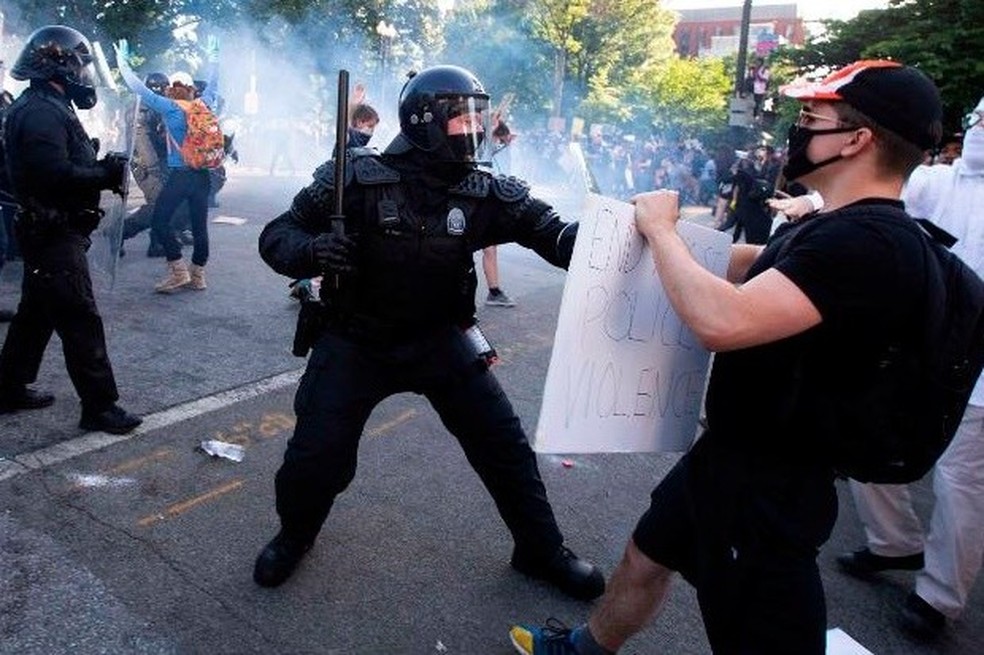 Policiais agem com brutalidade para conter os manifestantes (Foto: Getty Images) — Foto: Auto Esporte