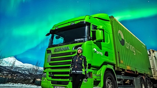 Como é a vida da caminhoneira que dirige 10 mil km por mês nas perigosas estradas do Ártico
